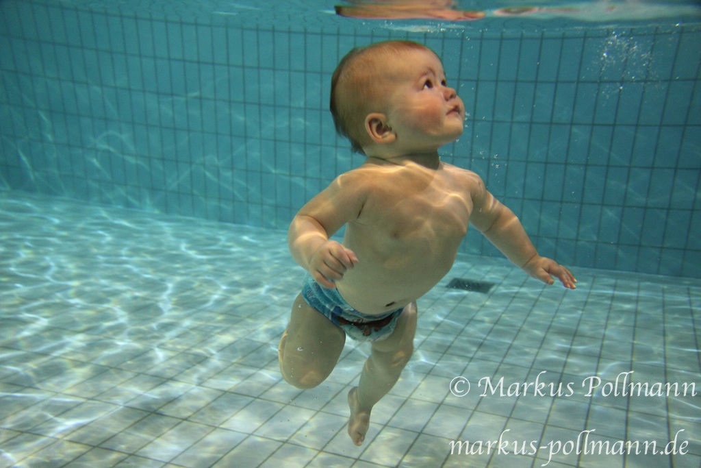 Schwerelos schwebt das Baby unter Wasser. (Foto: Markus Pollmann)