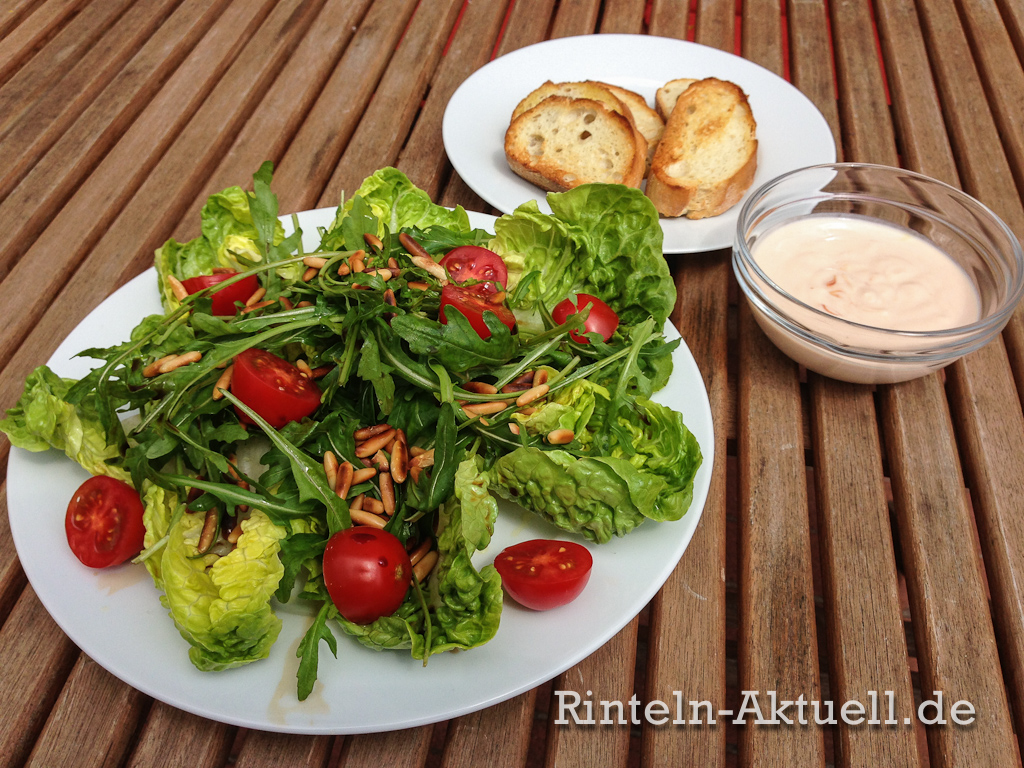 Der super-leckere Sommersalat ist in wenigen Minuten selbstgemacht und schmeckt umwerfend köstlich!