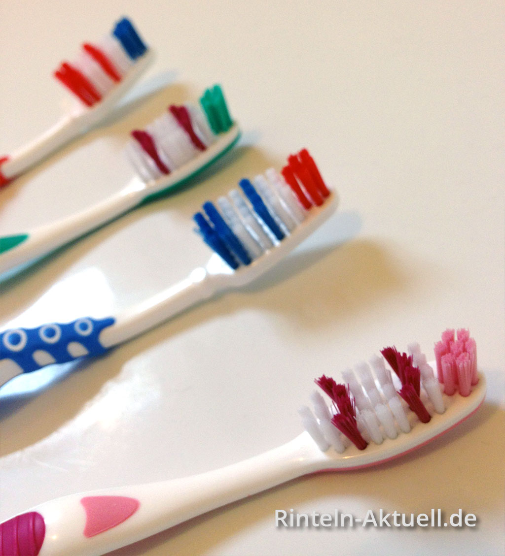 Zahnbürsten gibt es in allen Formen und Farben, mit geraden und abgeschrägten Borsten. Am wichtigsten jedoch: Häufig austauschen!