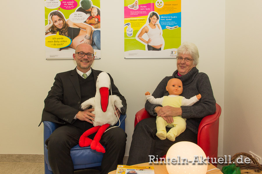 Luden zum Vortrag im Emma-Zentrum: Carsten Wahle (mit Storch) und Birgit Radke (mit Babypuppe)