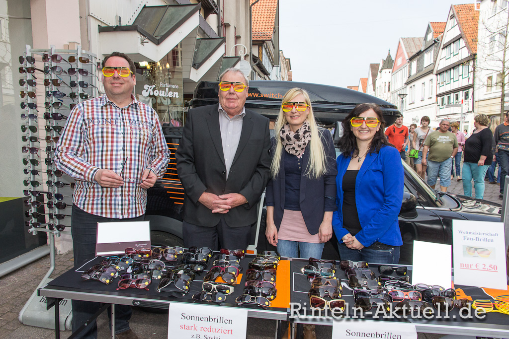 Das gut gelaunte Team von Optiker Bertram verkaufte WM-Brillen zum Schnäppchenpreis.