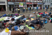 Pflege am Boden: Flashmob zur Mittagszeit auf dem Rintelner Marktplatz