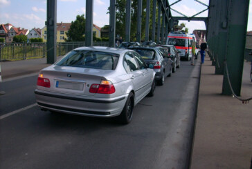 Dreifach-Crash auf der Weserbrücke: Zwei Verletzte