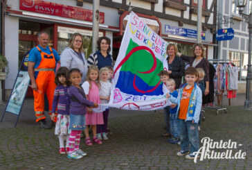 Kinder zeigen Flagge: Die Fahne zum Weltkindertag hängt auf dem Marktplatz