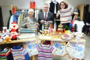 Steinbergerin strickt Kinderkleidung für DRK-Kleiderladen in Bückeburg