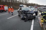 Ausgebremst: Mercedes Geländewagen rammt Leitplanke und prallt gegen LKW