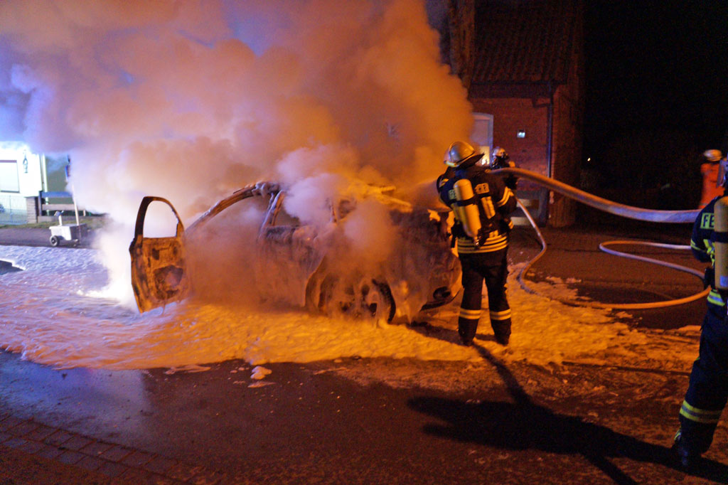 Der brennende PKW wurde von den Einsatzkräften der Feuerwehren gelöscht. (Foto: Feuerwehr Eilsen)