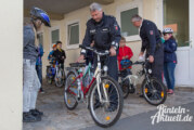 Kinder sicher: Polizei Rinteln überprüft Fahrräder in Grundschule Nord