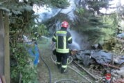 Steinbergen: Holzhaufen und Tanne nahe Wohnhaus in Flammen