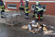 Feuerwehr löscht brennende Pappkartons