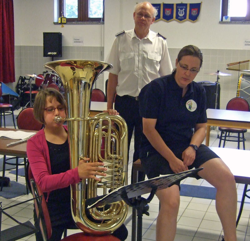 Angela Voges (rechts) achtet genau auf das Tubaspiel. (Foto: privat)