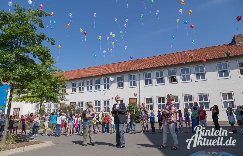 10 rintelnaktuell grundschule nord schulleiter verabschiedung ruhestand kinder schild luftballons