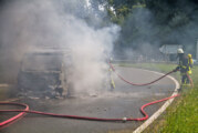 A2 bei Veltheim: Mercedes-Kleintransporter brennt komplett aus