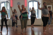 Mütter und Babys tanzen beim Burzzi Dance Schaumburg