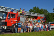 Kinder erleben Feuerwehr, Polizei und Rettungsdienst beim ersten "Blaulichttag"