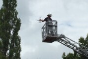 Feuerwehr Rinteln rettet Kamera-Drohne aus Baum am Weseranger