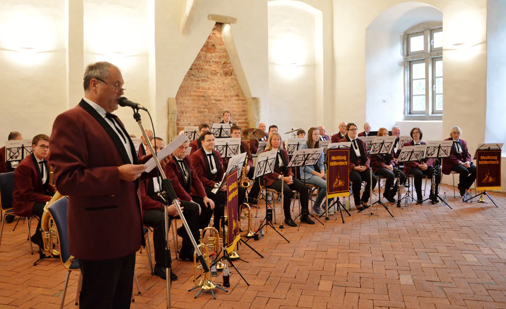 "Kaffee, Kuchen, Blasmusik" beim Klosterkonzert des Musikzugs der Freiwilligen Feuerwehr Möllenbeck. (Foto: privat)