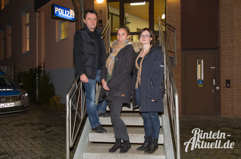 Kripo-Chef Jörg Stuchlik (links) mit Dominique Schumacher (mitte) und Juliane Frank (rechts) vom Opferhilfe-Büro in Bückeburg.