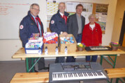 Keyboards, Süßigkeiten und sonstiges: Spendenübergabe in der Prince Rupert School