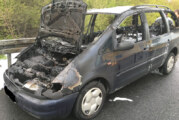 A2 im Auetal: Feuerwehr löscht brennendes Auto
