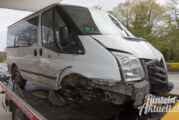 Steinbergen: Ford Transit beschädigt Zäune, Haus und kippt um