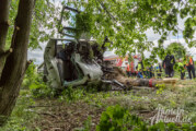 Schwerer Unfall auf B238: LKW entwurzelt Baum, Fahrer schwer verletzt