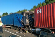 A2 bei Veltheim: LKW-Fahrer übersieht Stauende – 2 Verletzte – 350.000 Euro Schaden