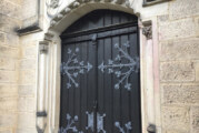 Aus dem Polizeibericht: St. Sturmius-Kirche beschmiert, Bratwürstchen gestohlen.