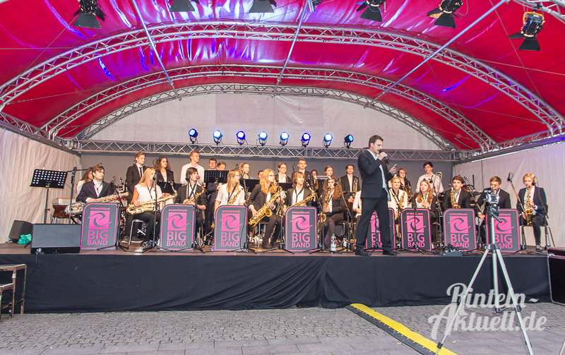 08 rintelnaktuell kjms ernestinum gymnasium tag der musik 2016 marktplatz event veranstaltung konzert open air bigband hausband