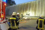 Feuerwehr Rinteln löscht brennenden Papiercontainer im Schubertweg