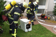 Feuerwehr löscht brennende Waschmaschine