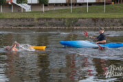 Fünf Stunden in der Weser: Extrem-Schwimmer kraulen von Rinteln bis nach Minden