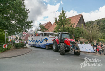 Von AIDA bis Entenhausen: Volle Fahrt für kreative Köpfe beim Ernteumzug in Möllenbeck