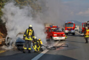 Audi A4 auf Autobahn ausgebrannt