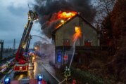 Hagel und Sturm erschweren Löscharbeiten bei Hausbrand in Porta: Eine Person gerettet