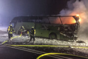 A2 bei Bad Eilsen: Reisebus in Flammen