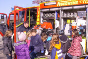 Zu Besuch: Dritte Klassen der Grundschule Deckbergen lernen „interaktiv“ bei der Feuerwehr