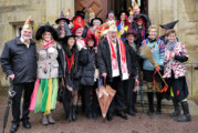 Karnevalisten begrüßen „Rasenden Cellulitis Verband“ mit Hexeninvasion im Rintelner Rathaus