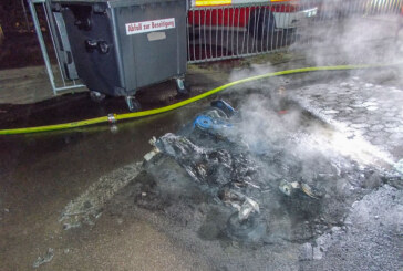 Eisbergen: Schulhof verwüstet, Papiercontainer in Brand gesteckt