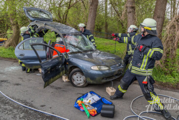 Zwei Verletzte bei Verkehrsunfall: Realistische Übung von Feuerwehr Exten und DRK Rettungsdienst