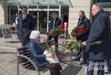 Rote Rosen für Rinteln: Ministerpräsident Stephan Weil zu Besuch in der Weserstadt