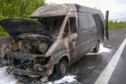 Auetal: Mercedes Lieferwagen brennt auf der A2 aus