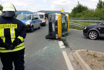 VW Caddy nach Unfall umgekippt, zwei Verletzte
