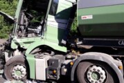 A2 bei Rehren: LKW auf Stauende aufgefahren, Fahrer (32) schwer verletzt