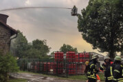 Dachstuhlbrand im Bahnhofsweg: Feuerwehren Rinteln und Todenmann proben den Ernstfall