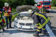 Einsatz auf der A2: BMW in Flammen, Polizei löscht Fahrzeugbrand