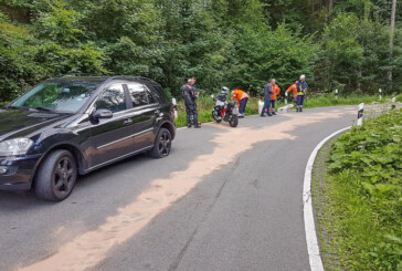 Zwischen Uchtdorf und Wennenkamp: Motorrad und Auto stoßen zusammen