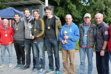 „Mannis Meute“ gewinnt Siegerpokal bei Kreismeisterschaften im Rintelner Boulodrom