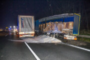 LKW-Unfall auf A2 bei Veltheim: Gefahrgut-Laster bei Zusammenstoß aufgeschlitzt