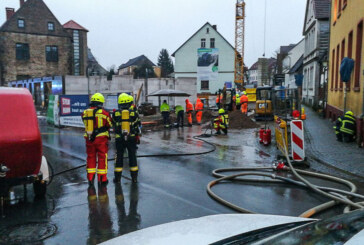 Fünf Stunden Großeinsatz in Bückeburg: Bagger beschädigt Gasleitung in der Innenstadt